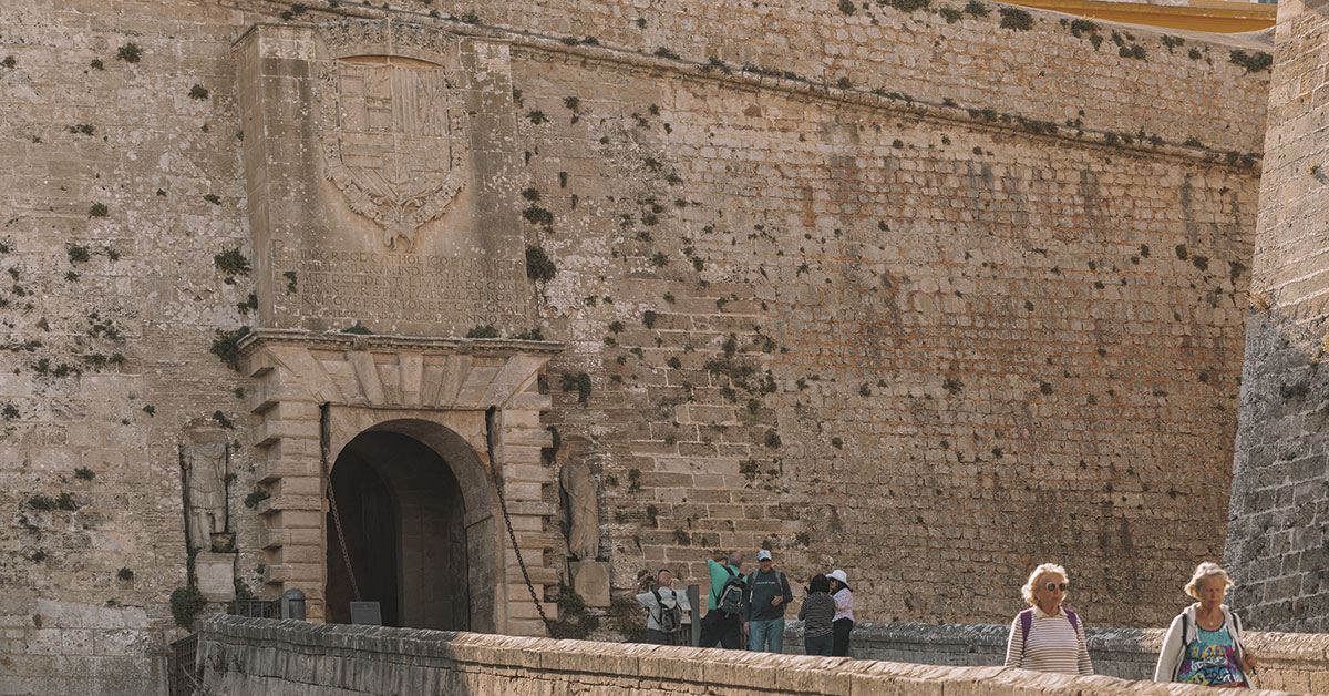 portal de ses taules dalt vila