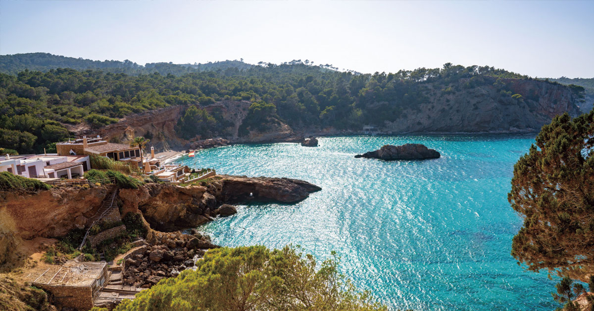 vistas de cala xarraca desde ruta senderista