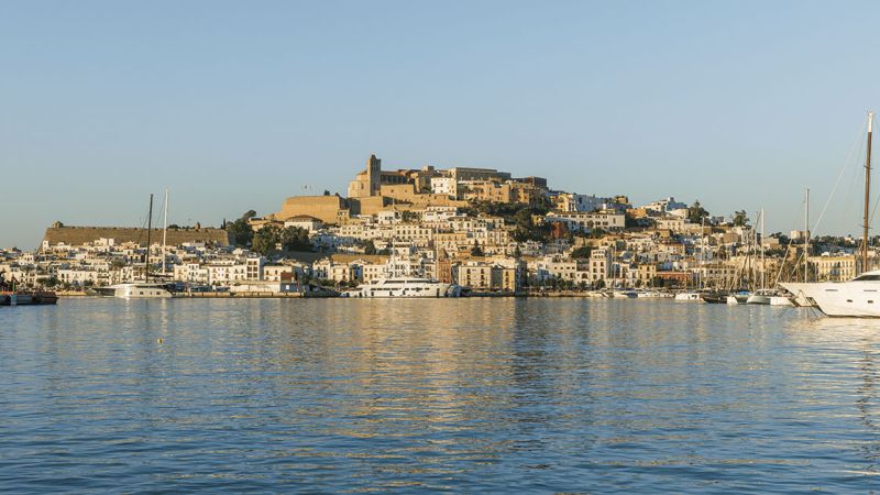 Dalt Vila desde el mar en el puerto