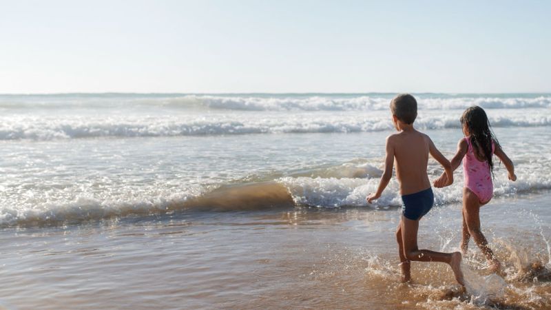 Niños jugando en playa de Santa Eulalia