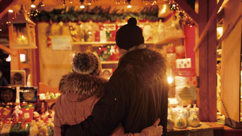 Pareja mirando mercado de Navidad en Ibiza