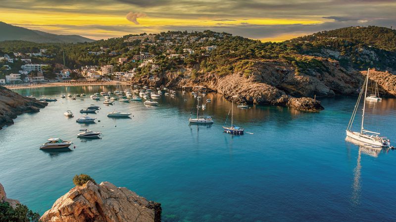 Cala Vedella en Ibiza al atardecer