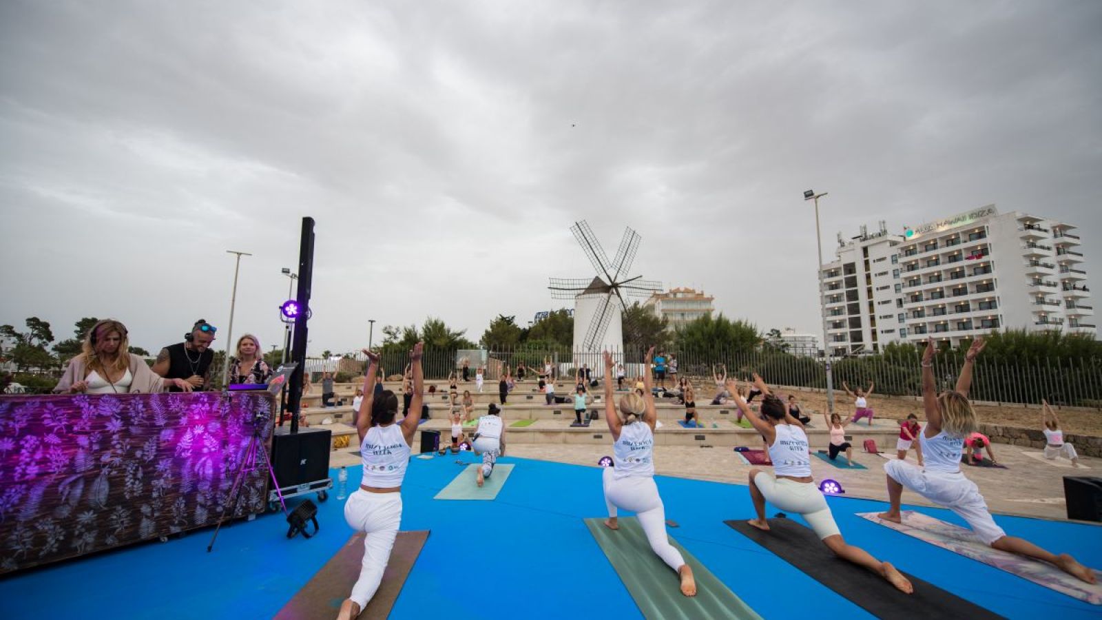 Éxito de participación en la semana del yoga organizada por Ibiza Health and Beauty y Fomento del Turismo