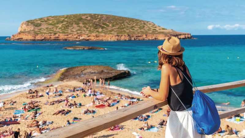 Mujer mirando Illa des Bosc en Cala Conte