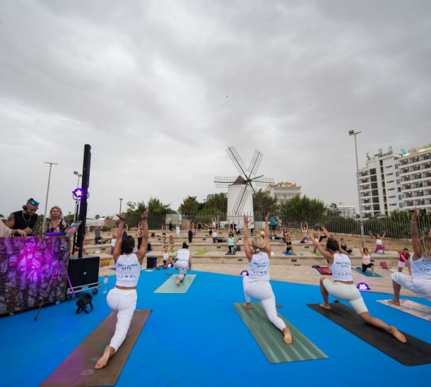 Éxito de participación en la semana del yoga organizada por Ibiza Health and Beauty y Fomento del Turismo